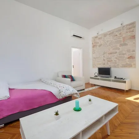 Excellent City In Antic Pula