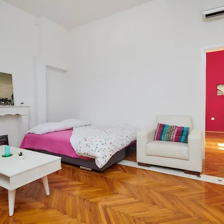 Excellent City In Antic Apartment