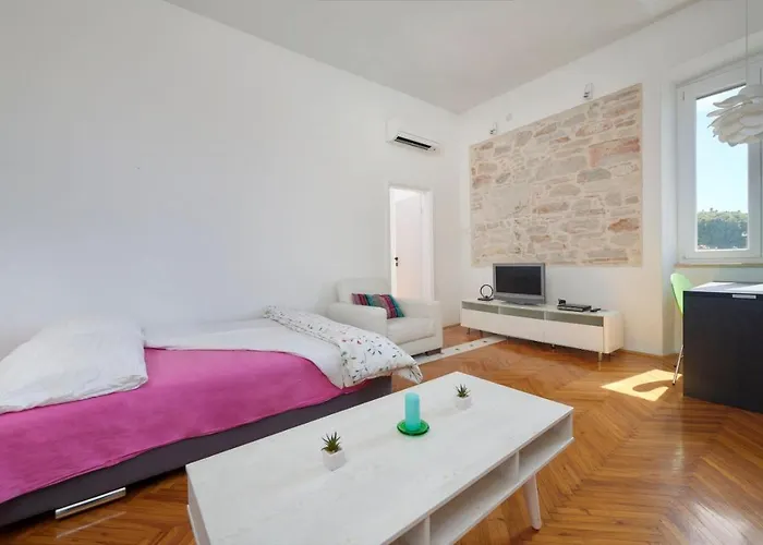 Excellent City In Antic Póla