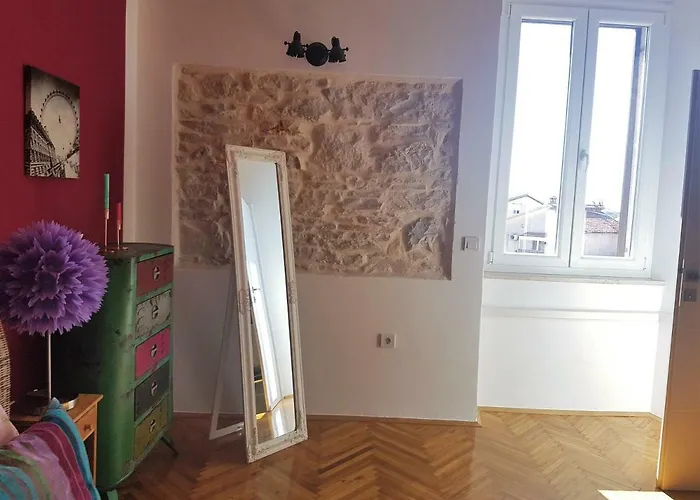 Excellent City In Antic * Póla